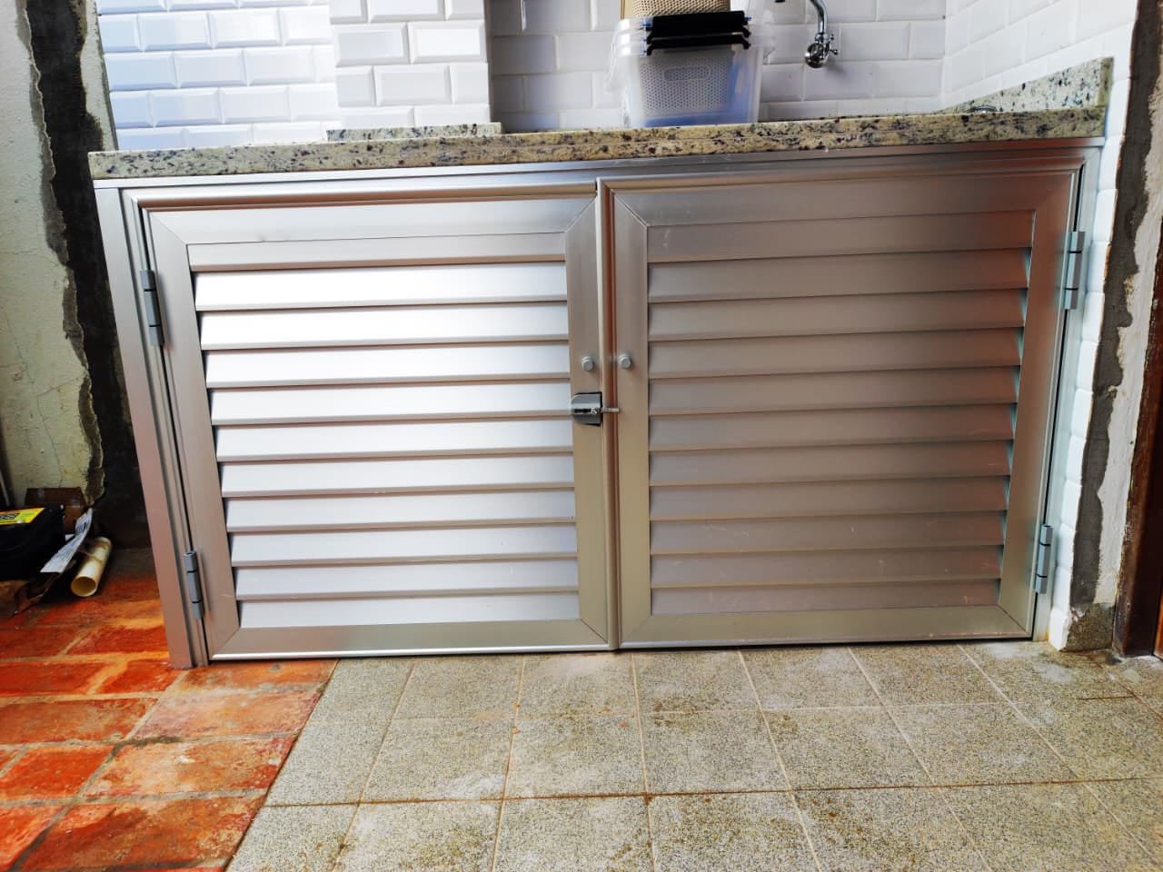 Mueble bajo mesada con puertas de celosía de aluminio bajo mesada de granito · MÁS VIDRIOS