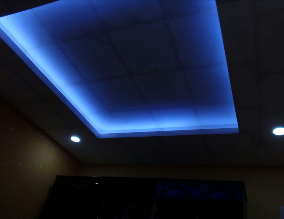 Bandeja de cielo raso con iluminación LED azul en el perímetro · MÁS VIDRIOS