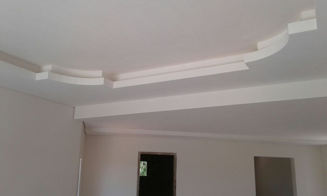 Cielo raso con bandeja curva terminada y pintada de blanco · MÁS VIDRIOS