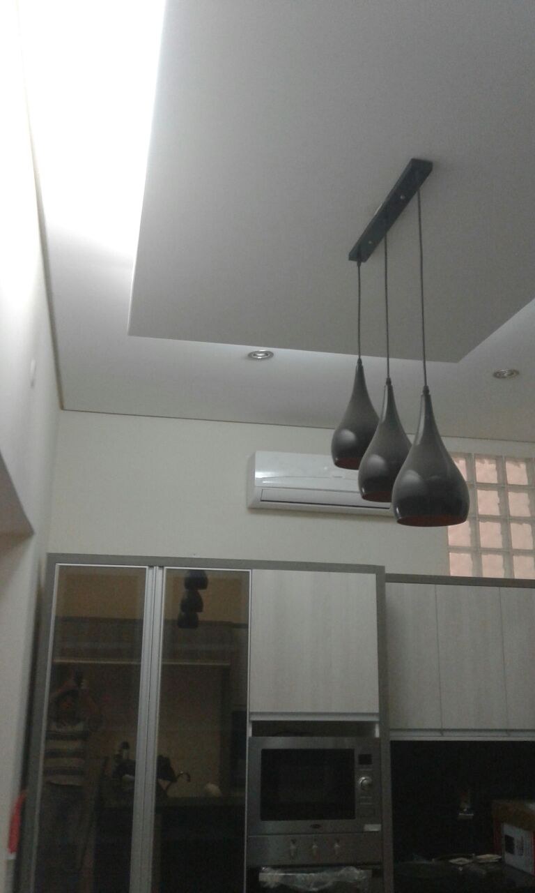 Bandeja de cielo raso en ambiente de doble altura con luminarias colgantes · MÁS VIDRIOS