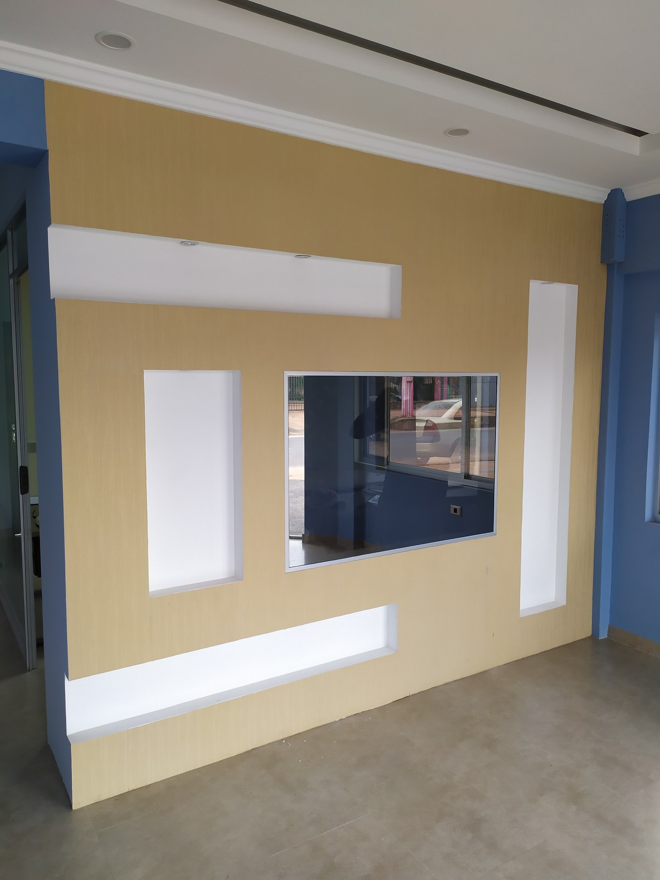 Cielo raso con bandeja y nichos blancos terminados sobre pared amarilla · MÁS VIDRIOS