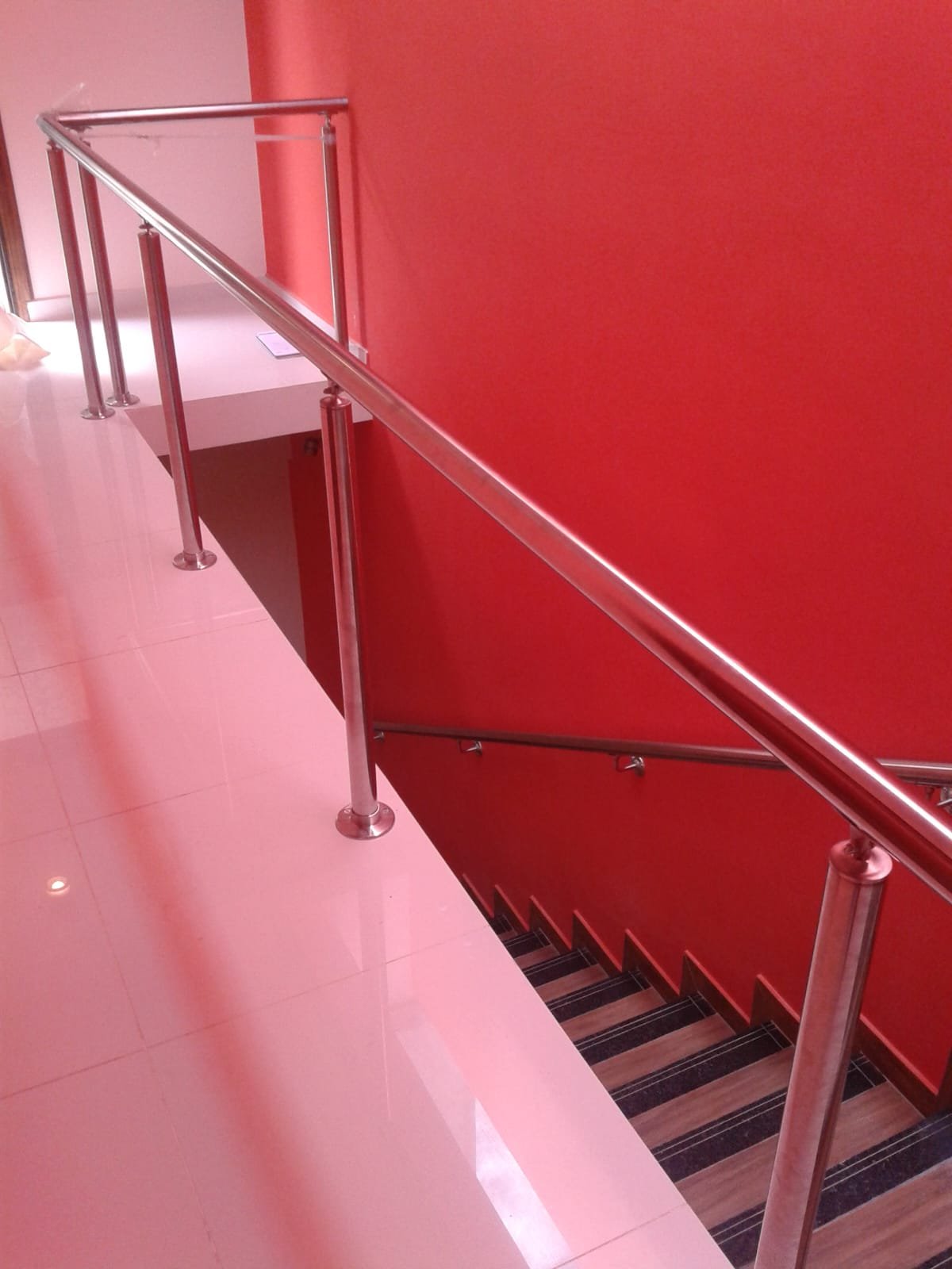 Baranda de acero inoxidable en entrepiso y escalera interior · MÁS VIDRIOS