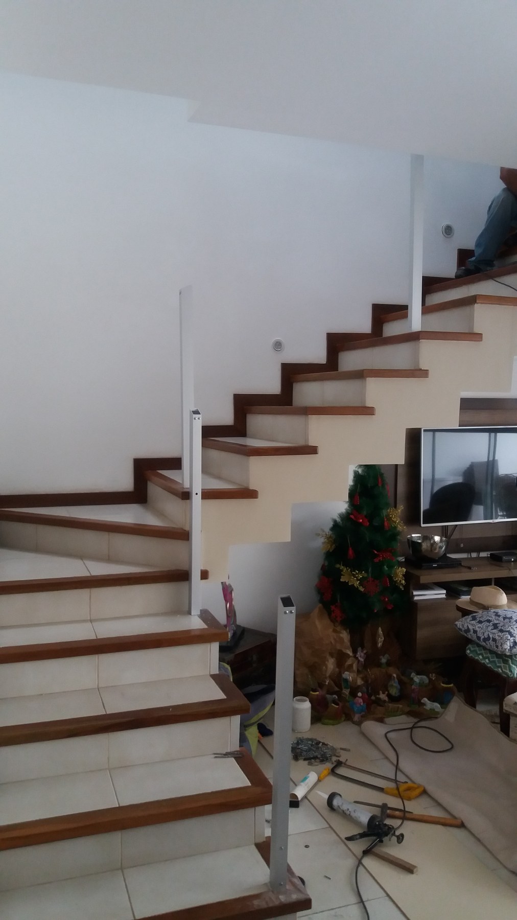 Baranda de vidrio con pasamanos en escalera de peldaños de madera dentro de una casa · MÁS VIDRIOS