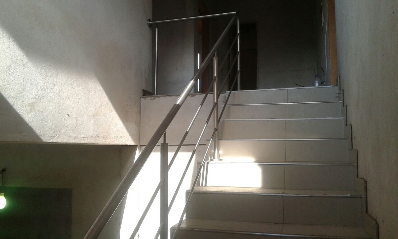 Baranda de acero inoxidable en balcón · MÁS VIDRIOS