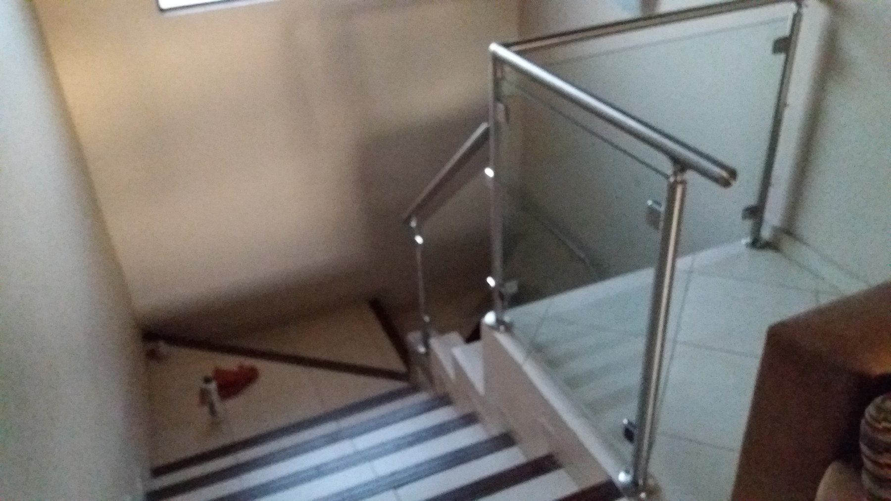 Baranda de vidrio con parantes y pasamanos de acero inoxidable al llegar a la escalera · MÁS VIDRIOS