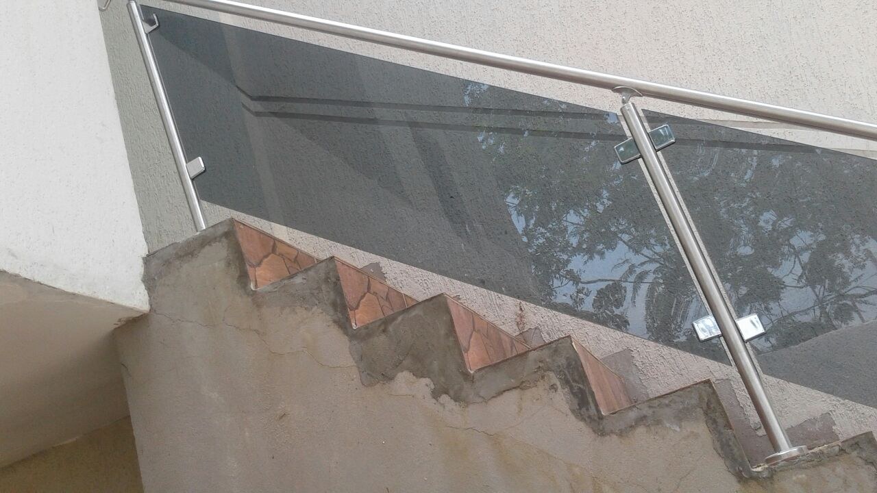 Baranda de vidrio con pasamanos de acero inoxidable en una escalera exterior · MÁS VIDRIOS