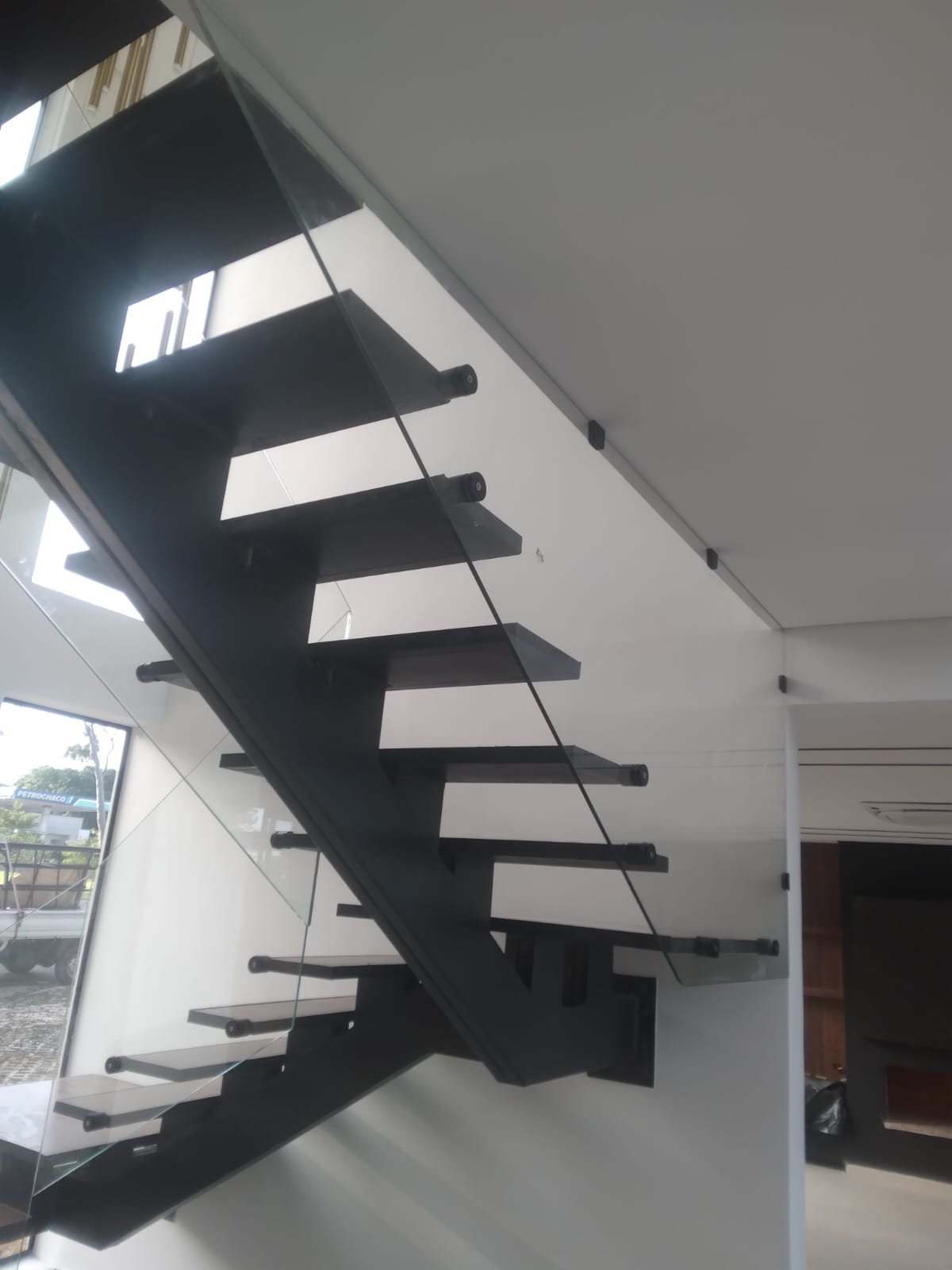 Baranda de vidrio templado con herrajes en escalera metálica moderna · MÁS VIDRIOS