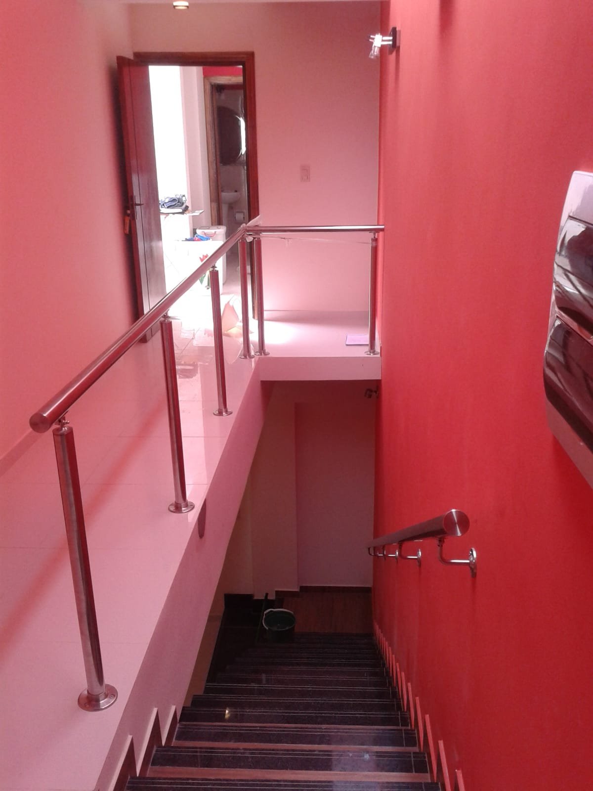 Baranda de vidrio con parantes de acero inoxidable en escalera interior · MÁS VIDRIOS