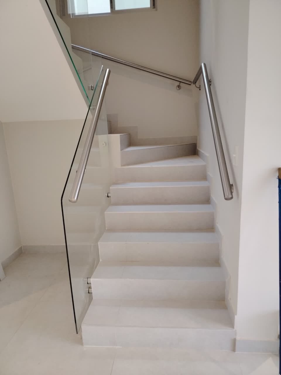 Baranda de vidrio templado con pasamanos de acero inoxidable en escalera interior · MÁS VIDRIOS
