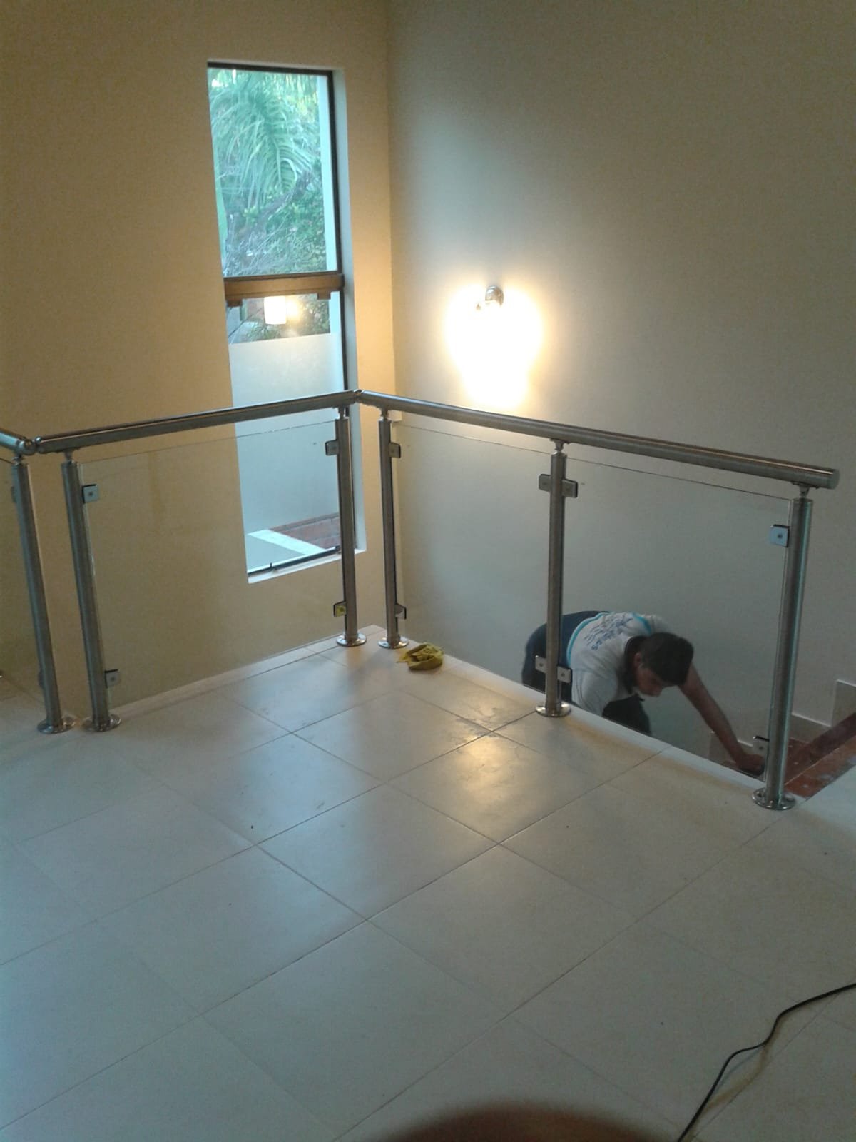 Instalación de baranda de vidrio con parantes de acero inoxidable en escalera · MÁS VIDRIOS
