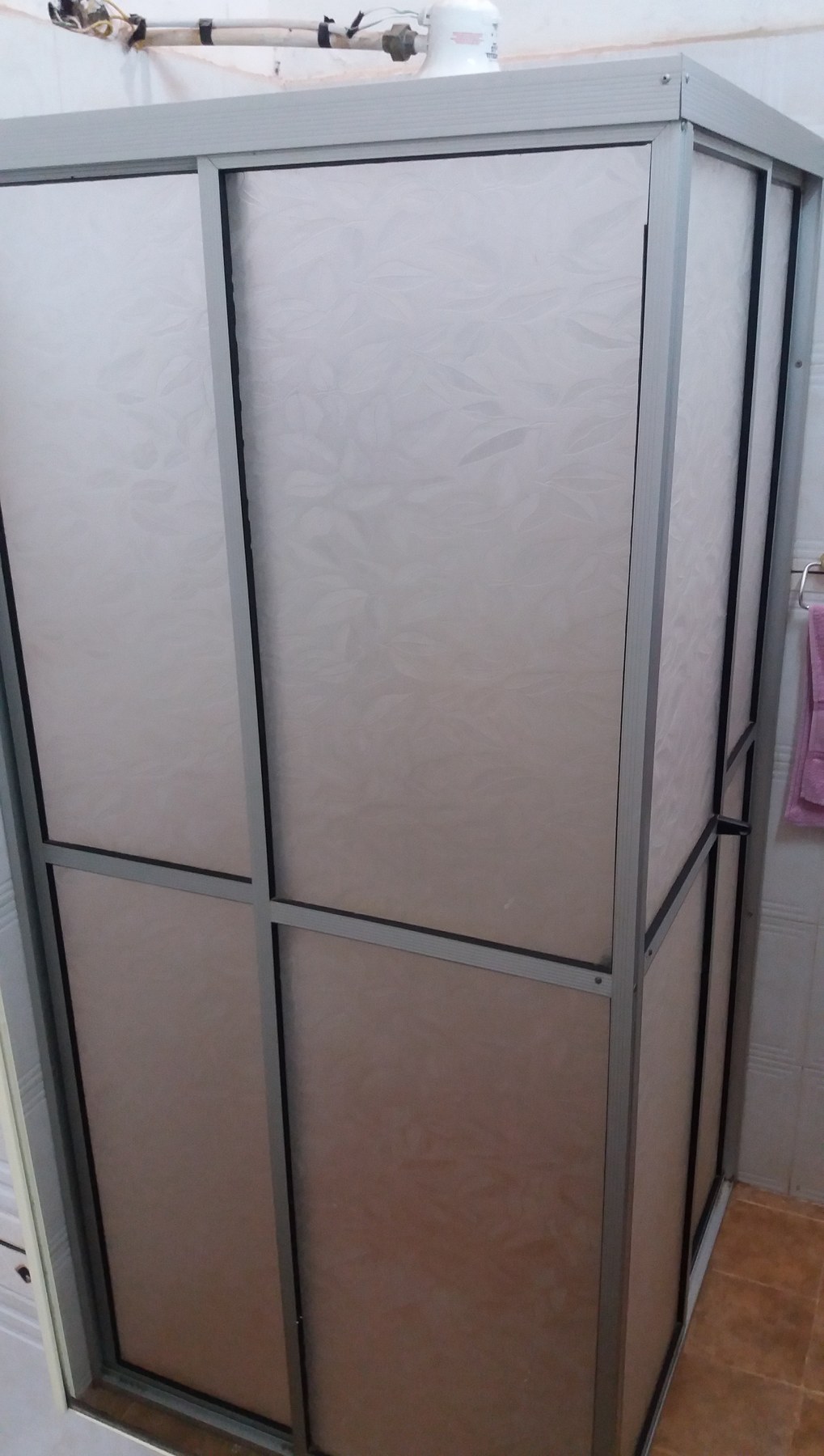 Box de ducha con paneles de vidrio texturado y perfilería de aluminio · MÁS VIDRIOS