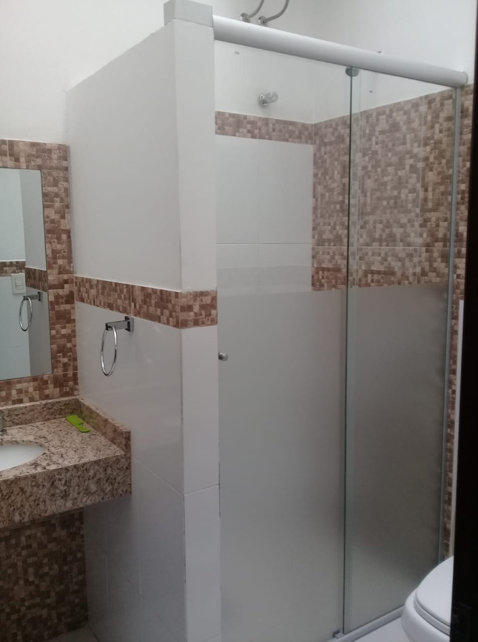 Box de ducha con paños de vidrio ploteado en baño con guarda de mosaicos · MÁS VIDRIOS