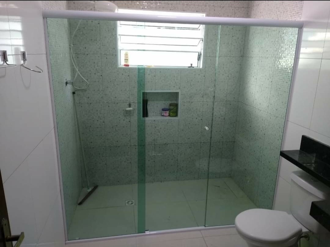 Box de ducha corredizo de dos hojas en vidrio transparente con nicho revestido · MÁS VIDRIOS