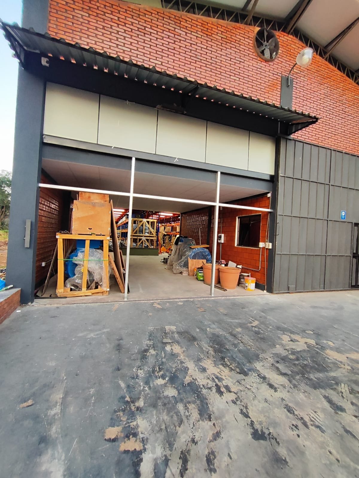 Cerramiento de vidrio y aluminio en frente de galpón industrial · MÁS VIDRIOS