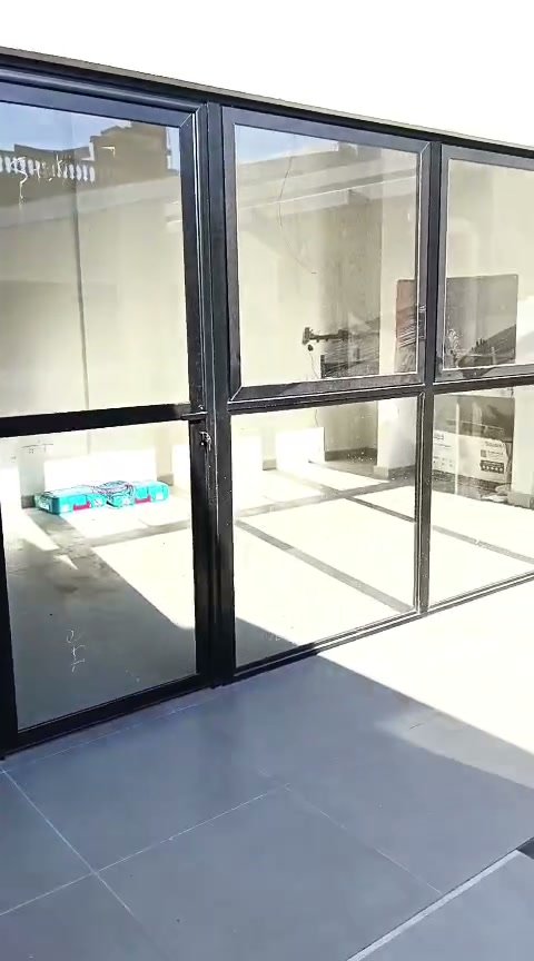 Cerramiento de vidrio y aluminio negro en quincho residencial · MÁS VIDRIOS
