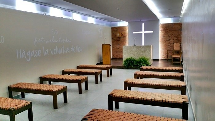 Cielo raso con buña perimetral e iluminación LED en salón de reuniones · MÁS VIDRIOS