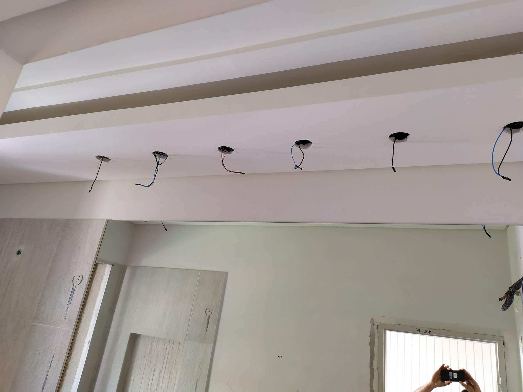 Cielo raso terminado con vigas de drywall en ambiente amplio · MÁS VIDRIOS
