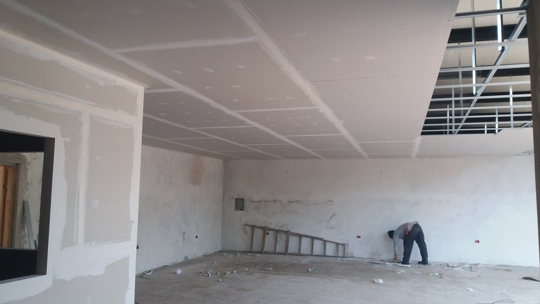Cielo raso de durlock con juntas tomadas en salón comercial amplio · MÁS VIDRIOS
