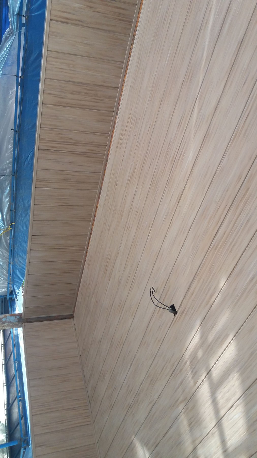 Cielo raso de PVC símil madera instalado bajo techo metálico · MÁS VIDRIOS