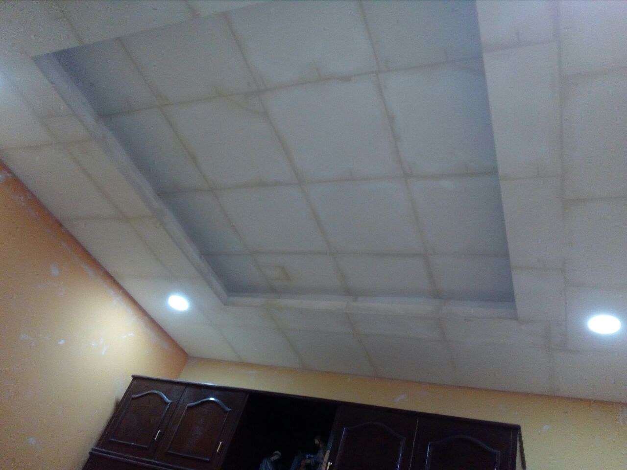 Cielo raso de placas de yeso con bandeja y luces embutidas en habitación · MÁS VIDRIOS