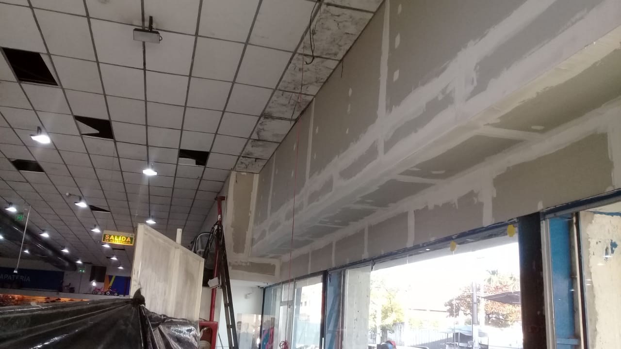 Cielo raso desmontable con luminarias embutidas en local comercial · MÁS VIDRIOS