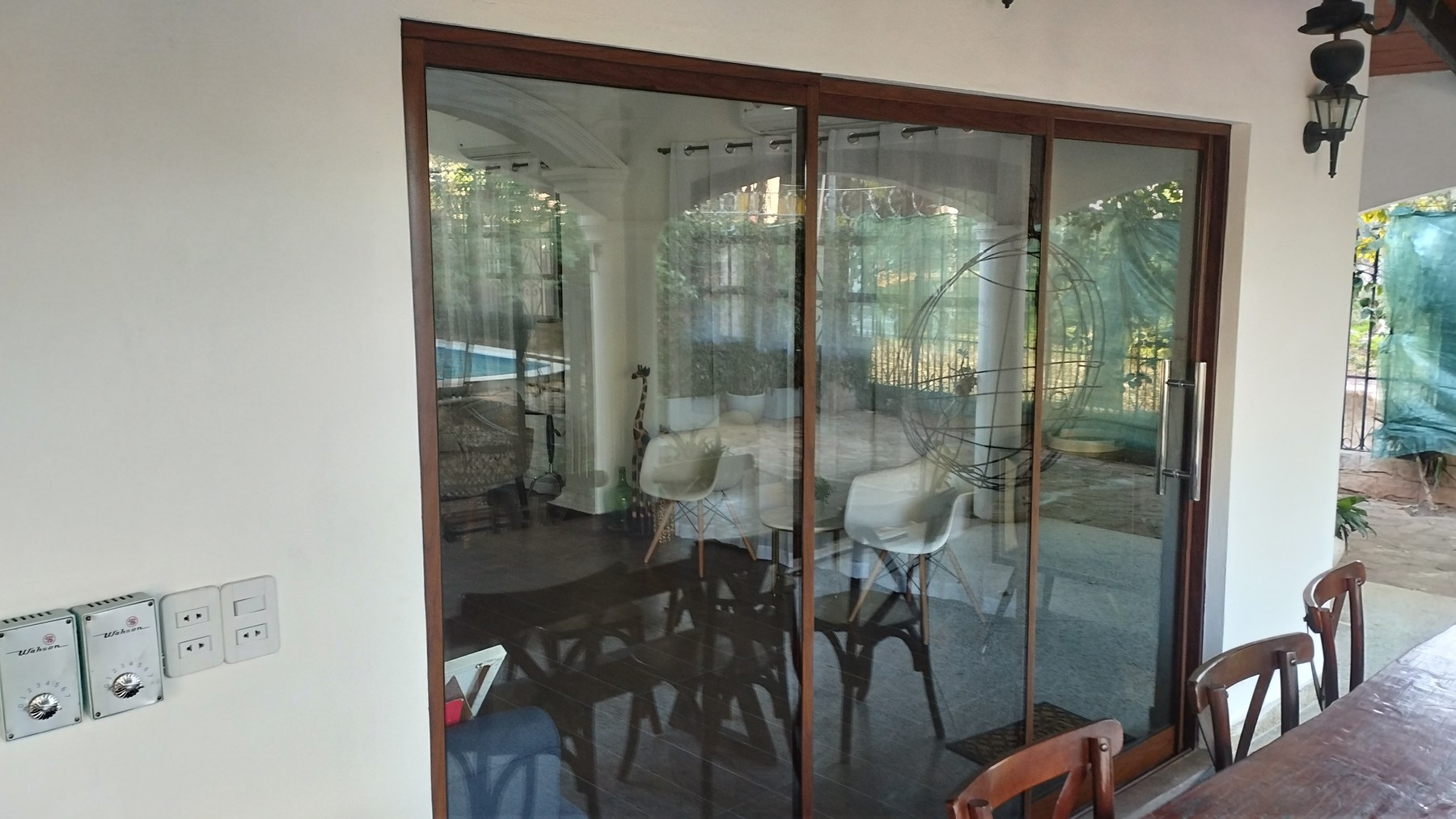 Puerta corrediza de aluminio símil madera con vidrio hacia la galería · MÁS VIDRIOS