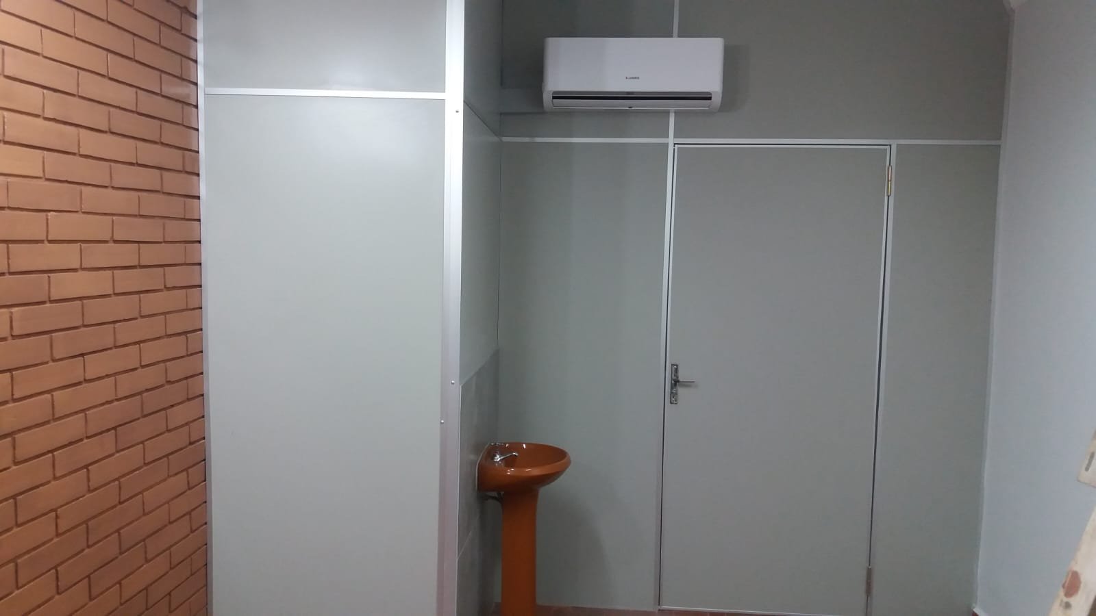 División de baño en Eucatex con puerta doble y perfilería de aluminio blanco · MÁS VIDRIOS