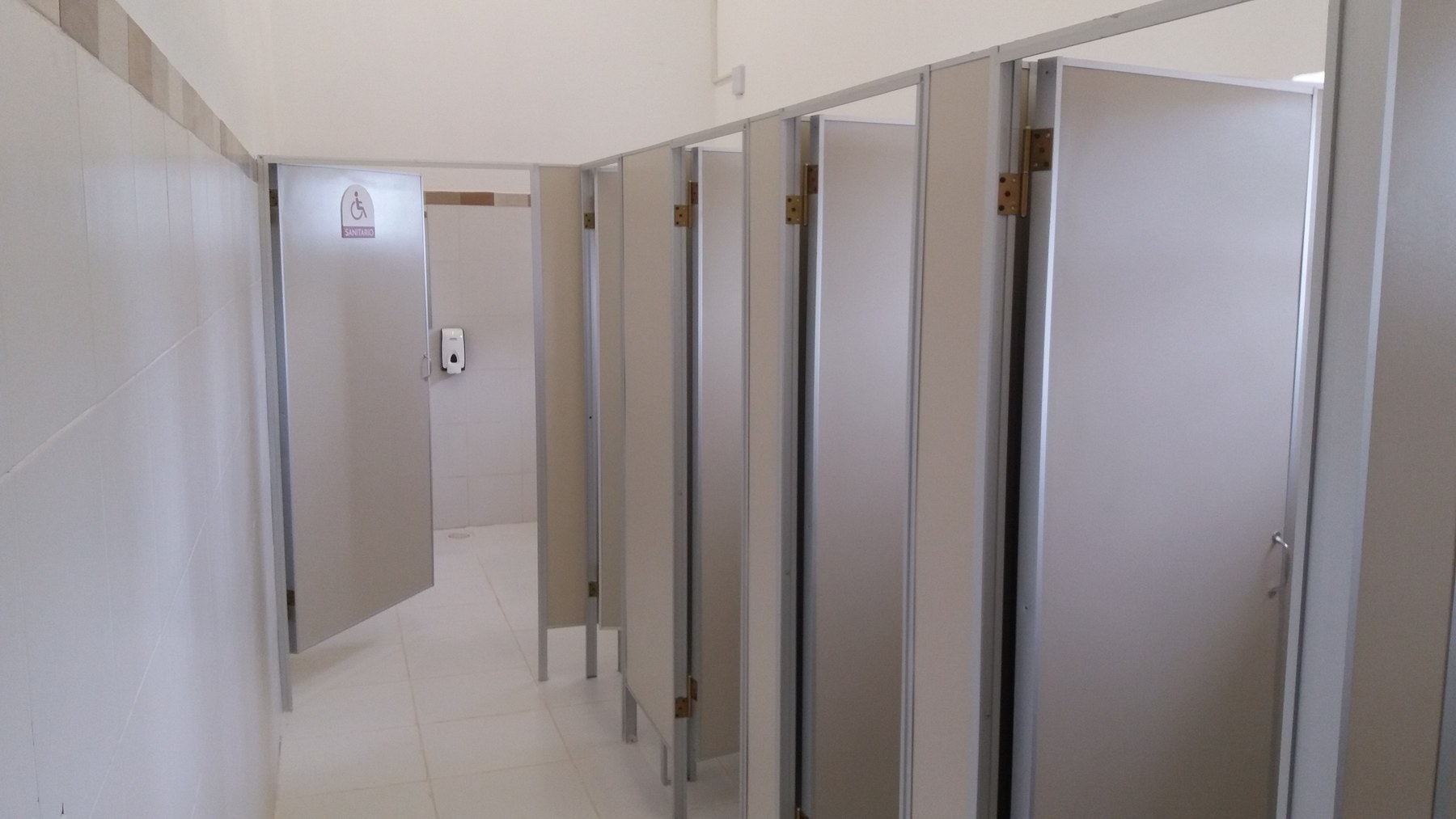 Divisiones de sanitario en placa Eucatex con perfilería de aluminio · MÁS VIDRIOS
