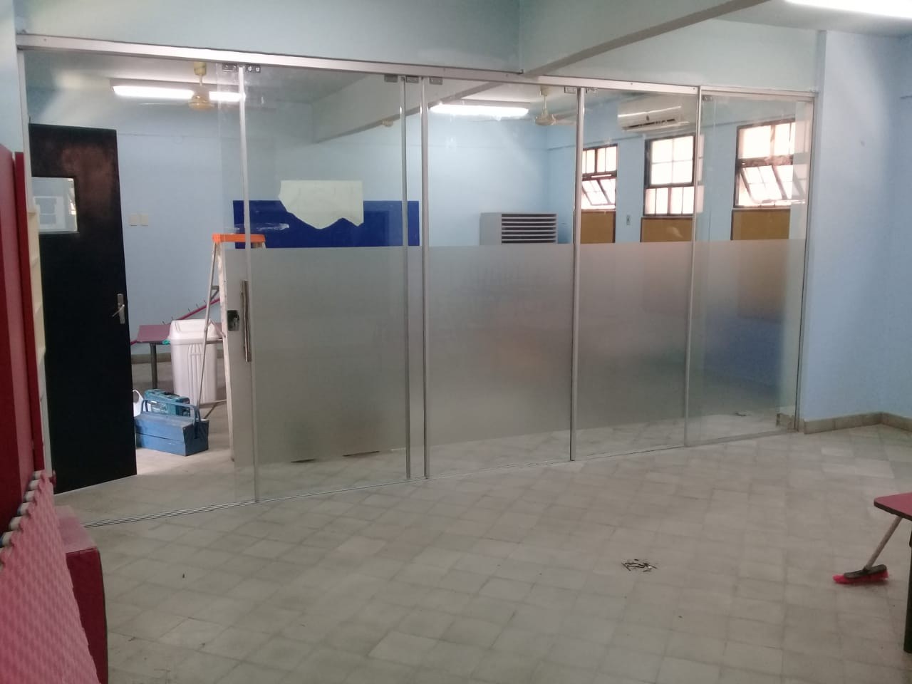 Divisoria de oficina en vidrio con franja ploteada y perfilería de aluminio · MÁS VIDRIOS