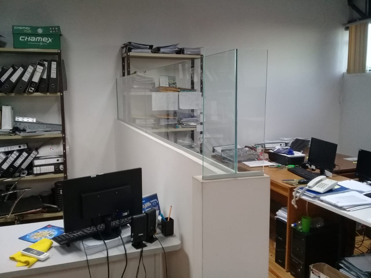 Divisoria de oficina con paño de vidrio y marco de aluminio sobre mostrador · MÁS VIDRIOS