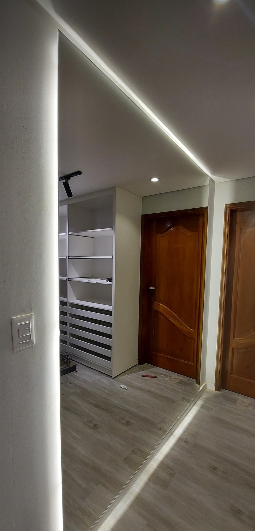 Espejo de pared de piso a techo con luz LED perimetral en pasillo con vestidor · MÁS VIDRIOS