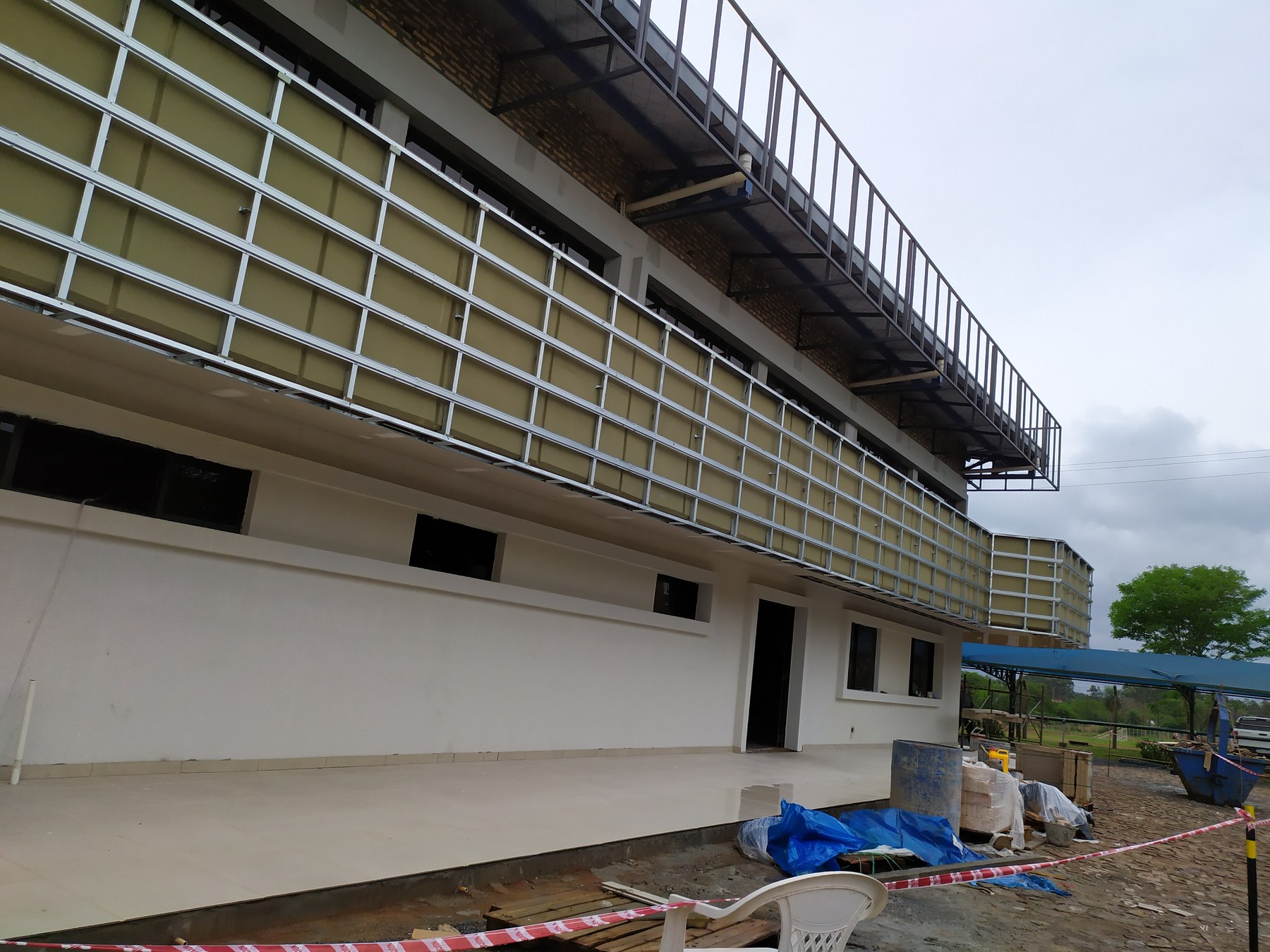 Fachada de edificio con revestimiento en placa cementicia terminado y pintado · MÁS VIDRIOS