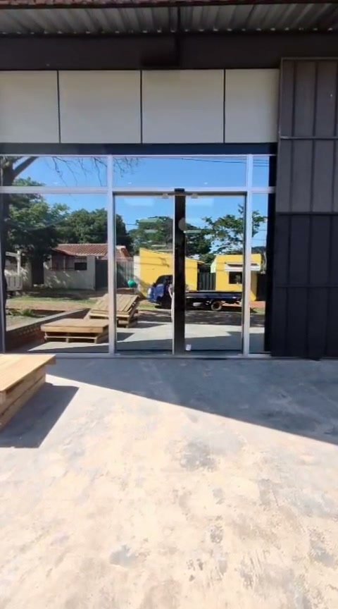 Frente vidriado con puerta automática en local comercial · MÁS VIDRIOS