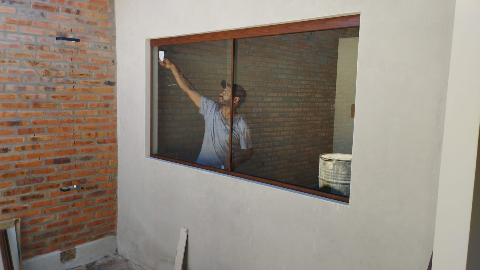 Instalación de ventana corrediza de aluminio símil madera en obra · MÁS VIDRIOS