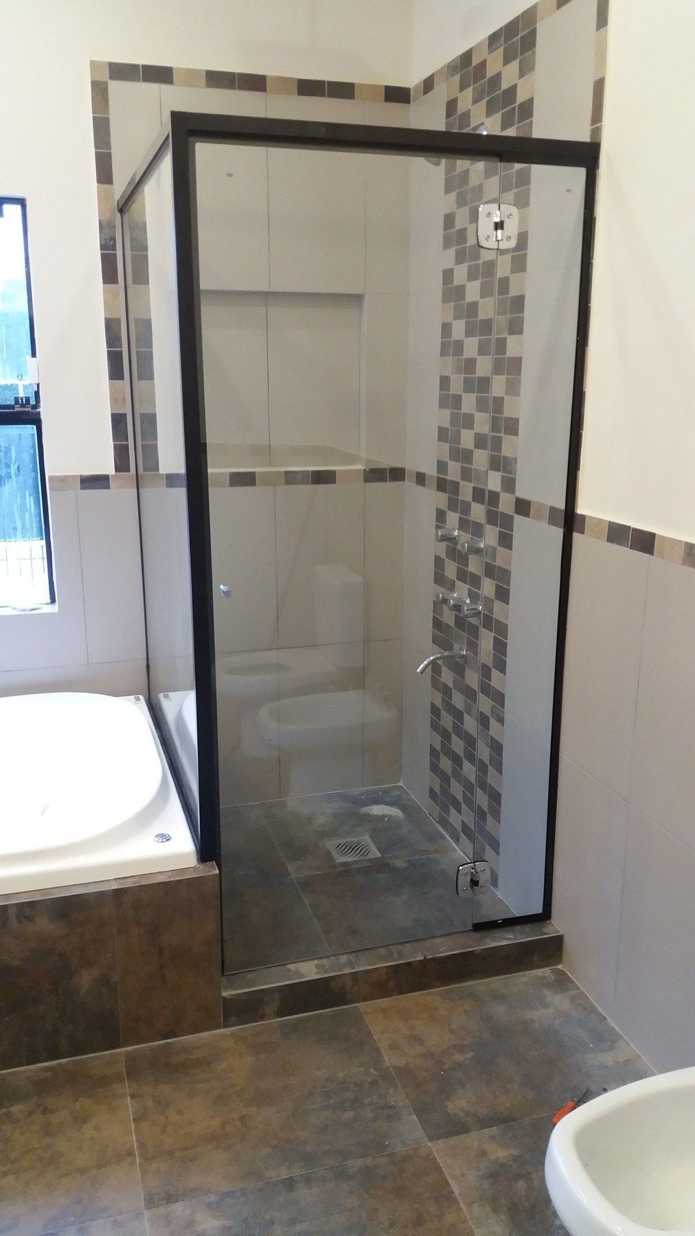 Mampara de baño en acrílico con perfilería de aluminio · MÁS VIDRIOS