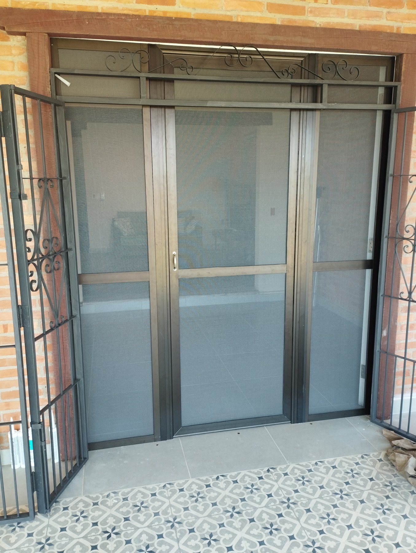 Cerramiento de galería con paños mosquiteros corredizos y perfilería de aluminio · MÁS VIDRIOS