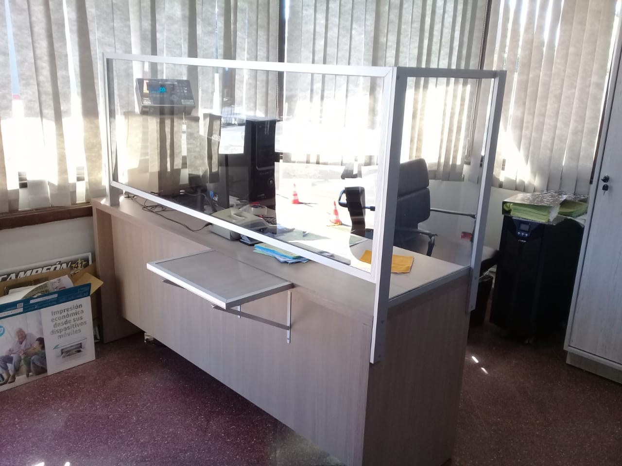 Mostrador de atención con paño de vidrio en marco de aluminio blanco · MÁS VIDRIOS