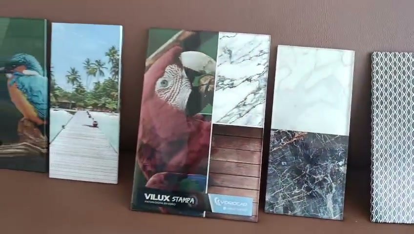 Muestrario de vidrio impreso Stampa con diseños de aves, paisajes y mármol · MÁS VIDRIOS