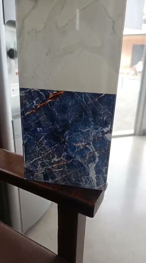 Muestras de vidrio impreso stampa símil mármol blanco y azul · MÁS VIDRIOS