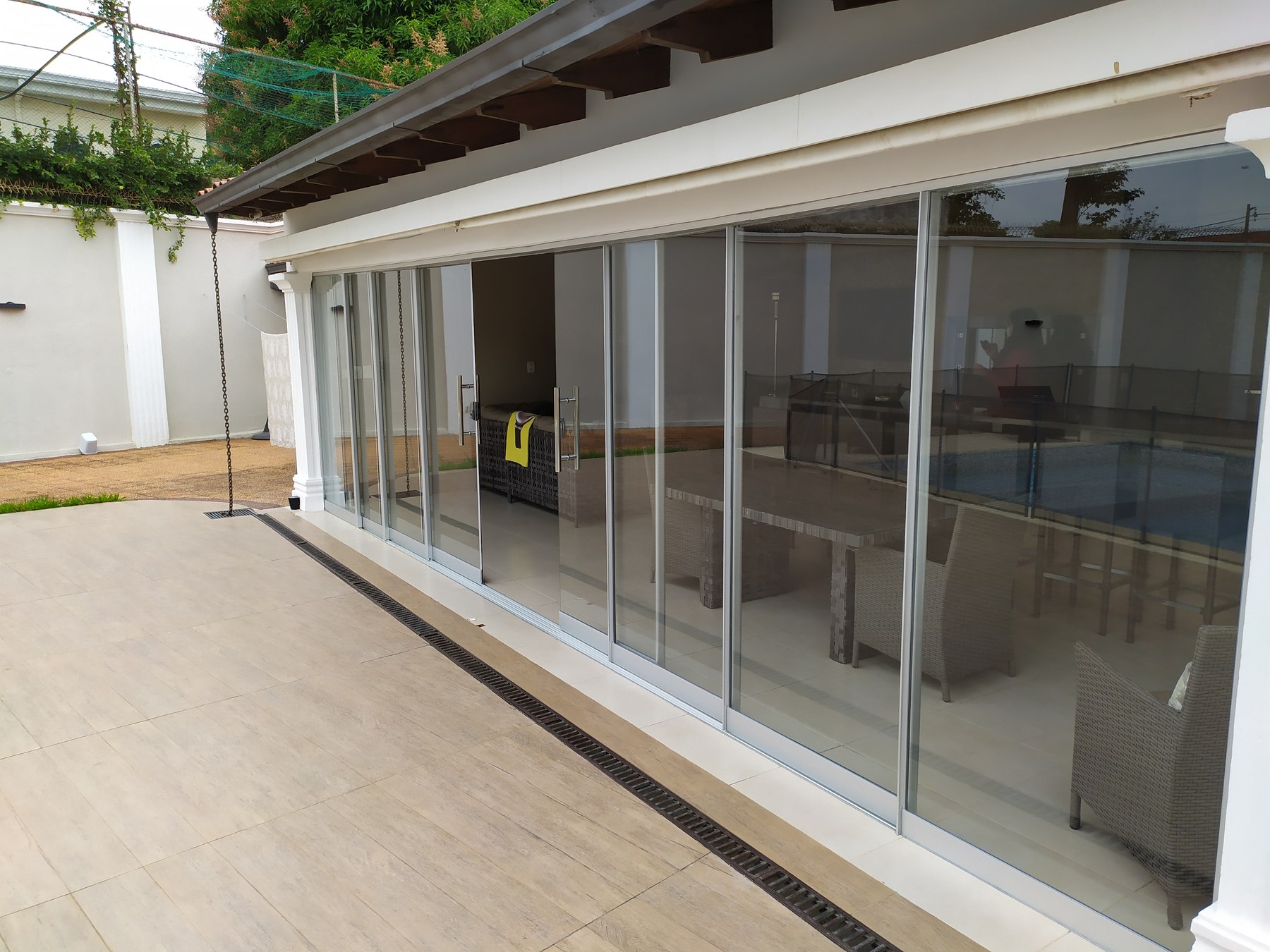 Galería cerrada de piso a techo con paneles corredizos Novaslider · MÁS VIDRIOS