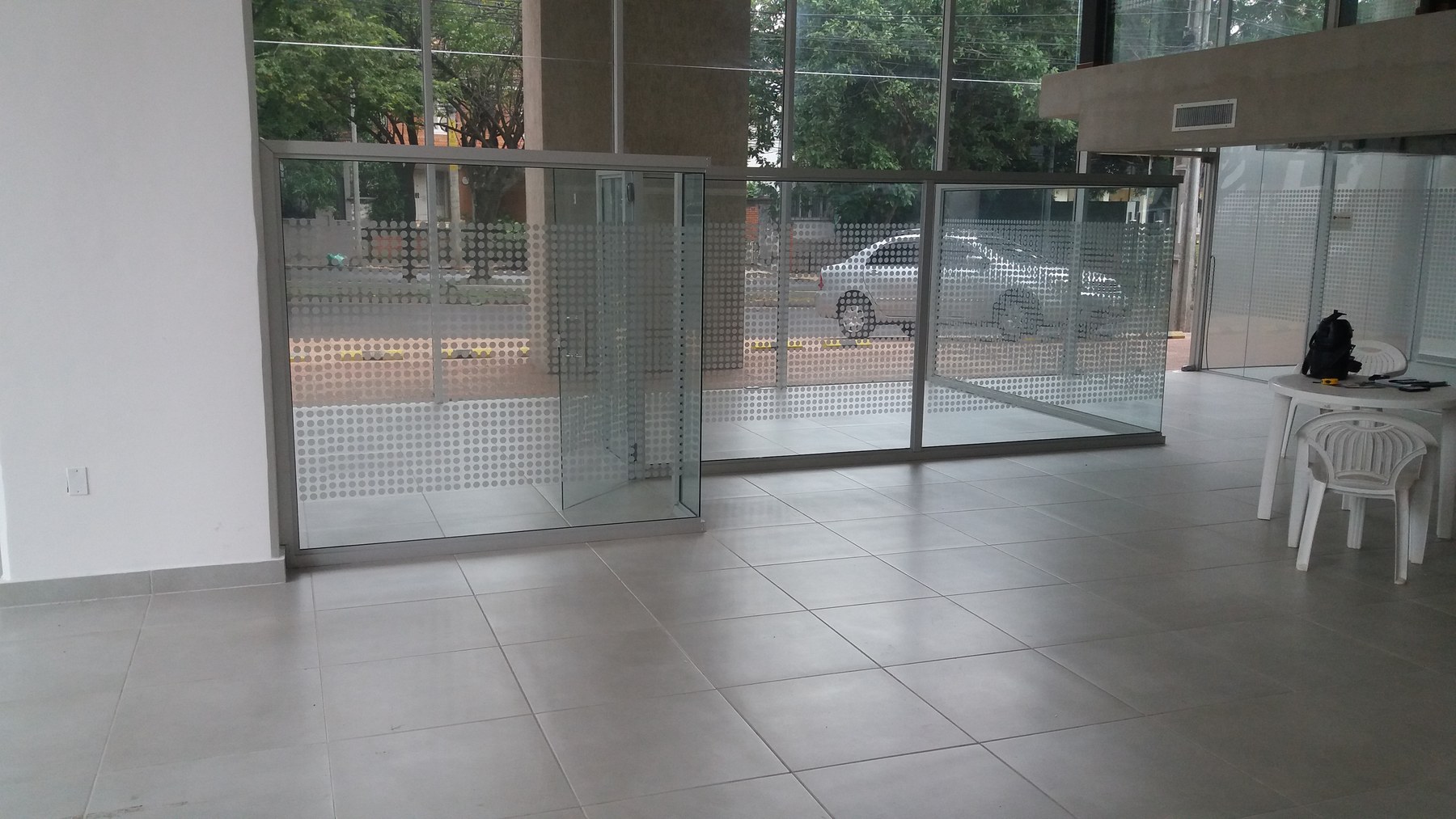 Paño de vidrio con parantes en local comercial · MÁS VIDRIOS