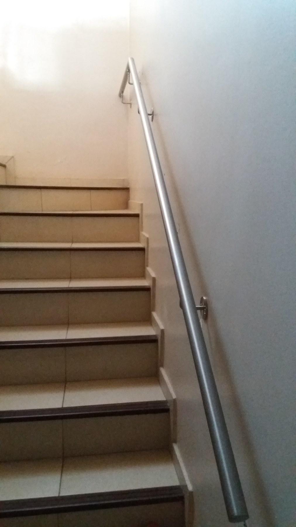 Pasamanos de acero inoxidable amurado a la pared en escalera · MÁS VIDRIOS