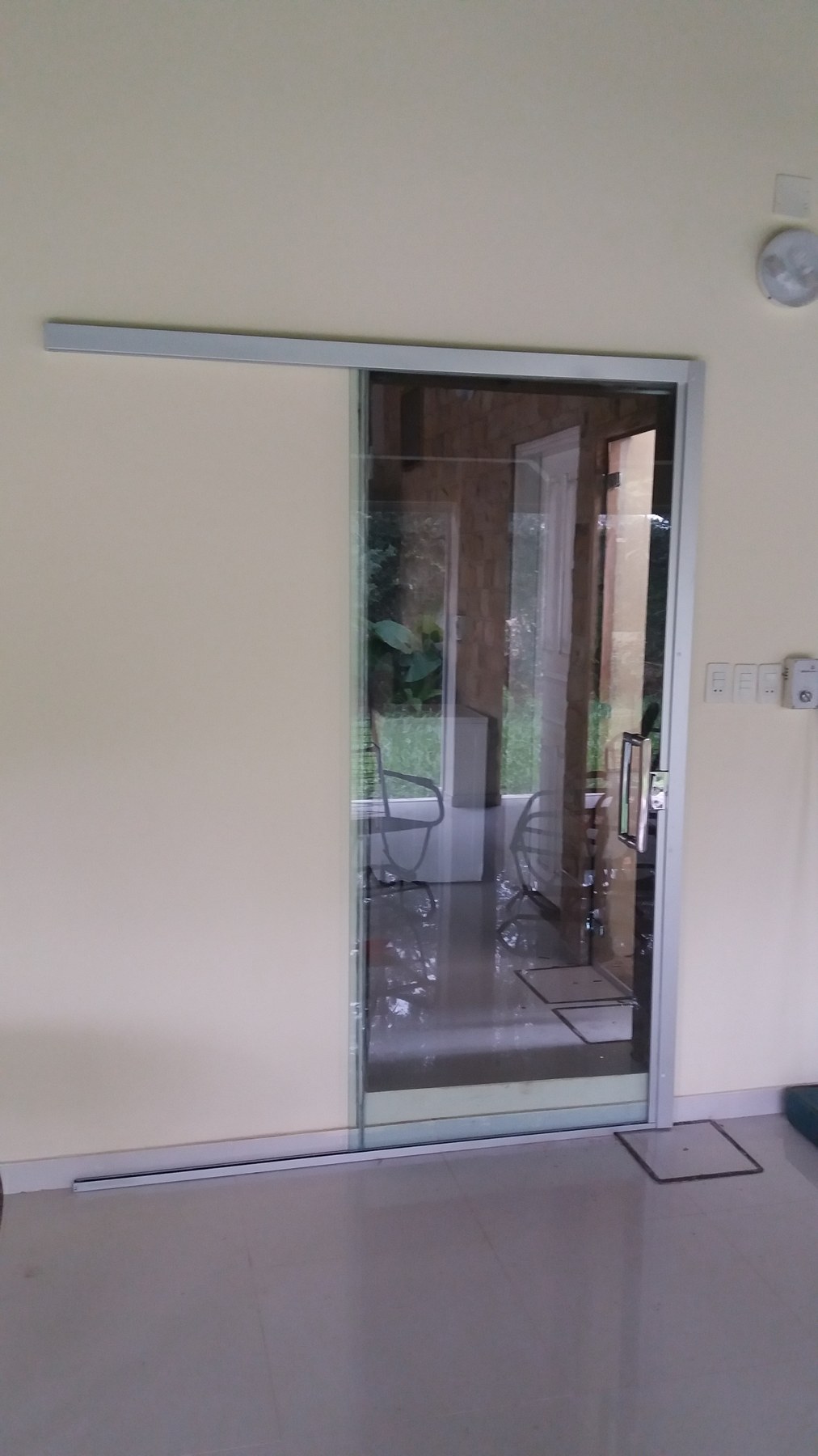 Ventana pasaplatos proyectante de aluminio sobre mesada · MÁS VIDRIOS