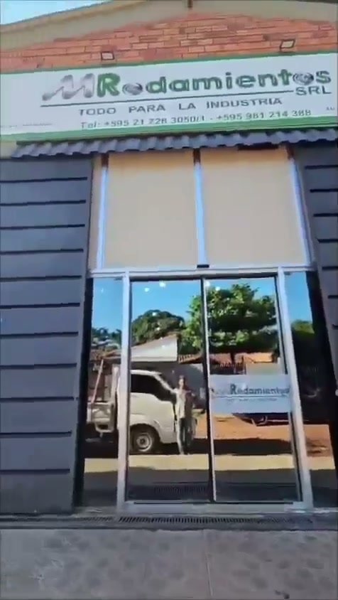 Puerta automática de vidrio en el acceso de un local comercial · MÁS VIDRIOS