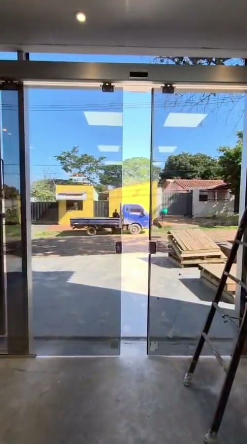 Puerta automática de vidrio vista desde el interior del local · MÁS VIDRIOS
