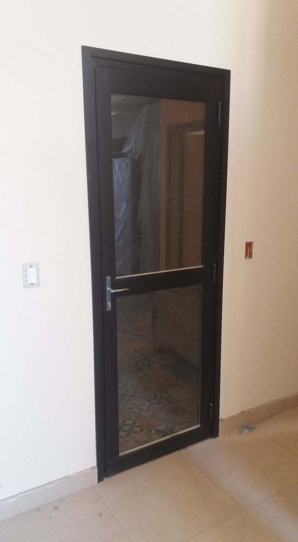 Puerta batiente de aluminio marrón con dos paños de vidrio y manija · MÁS VIDRIOS