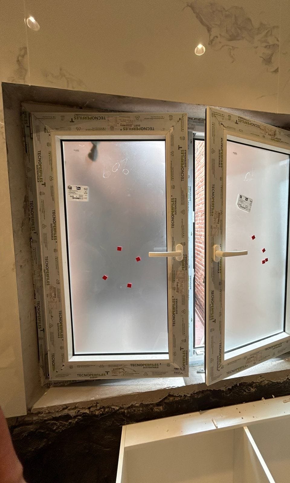 Ventanas batientes de dos hojas con vidrio ploteado, recién colocadas y con el film de fábrica · MÁS VIDRIOS