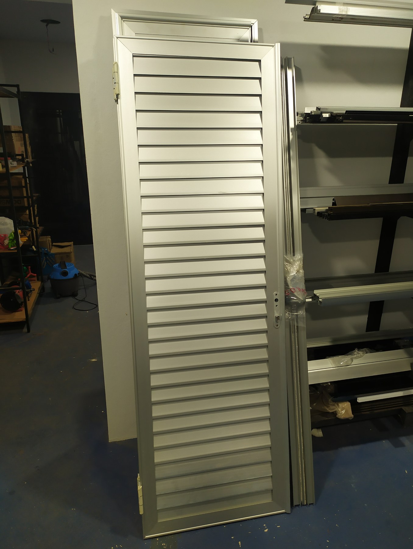 Puerta de aluminio con celosía integrada, terminada en el taller · MÁS VIDRIOS