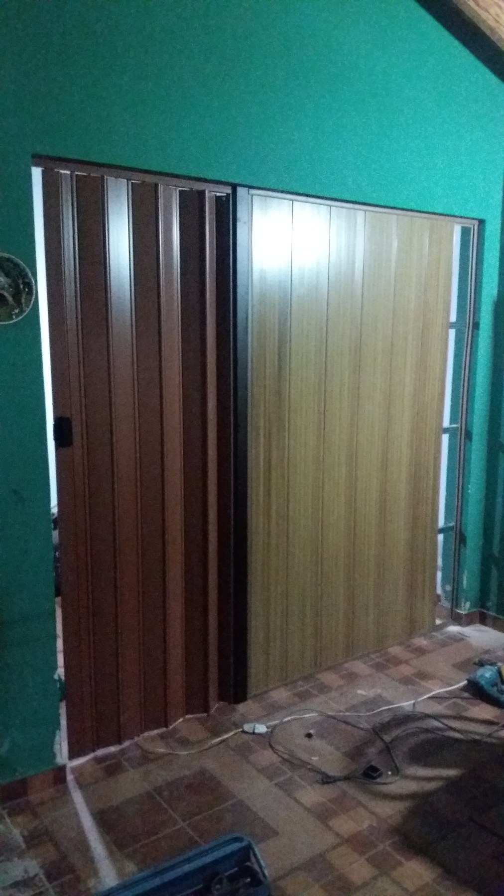 Puerta plegadiza de PVC instalada en el paso entre dos ambientes · MÁS VIDRIOS