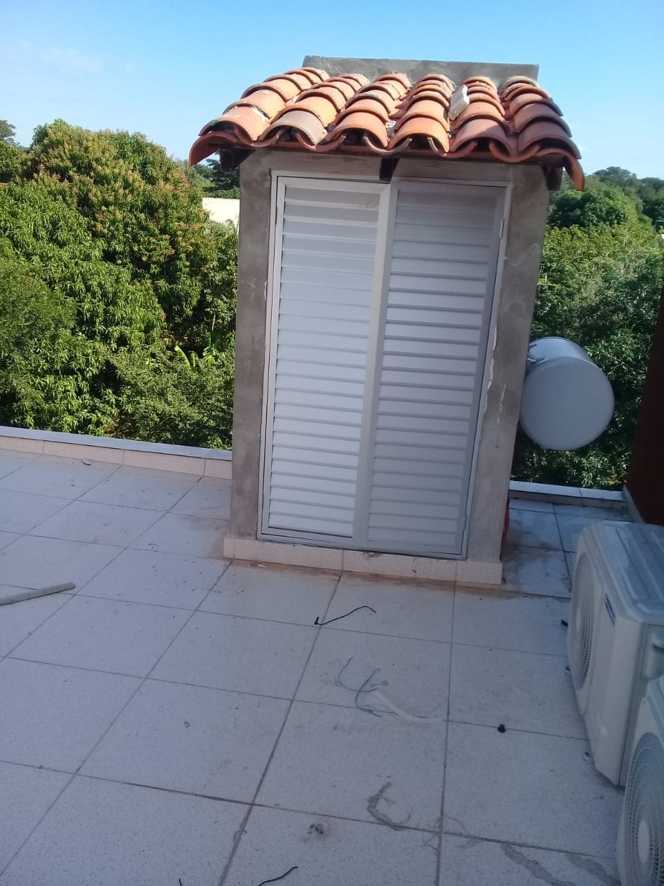 Puertas de celosía de aluminio blanco en un gabinete técnico de azotea · MÁS VIDRIOS